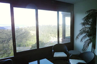 Estar com vista do Apartamento com vista em Gramado